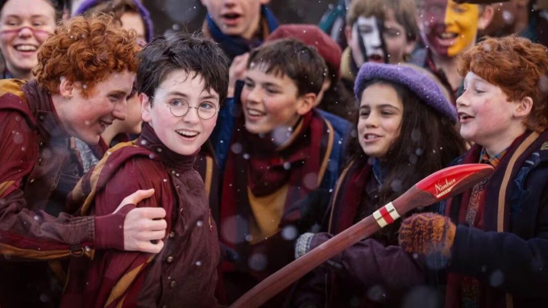 Captura de pantalla del documental donde se ve un sticker de Maradona pegado en la pared del set de Harry Potter.