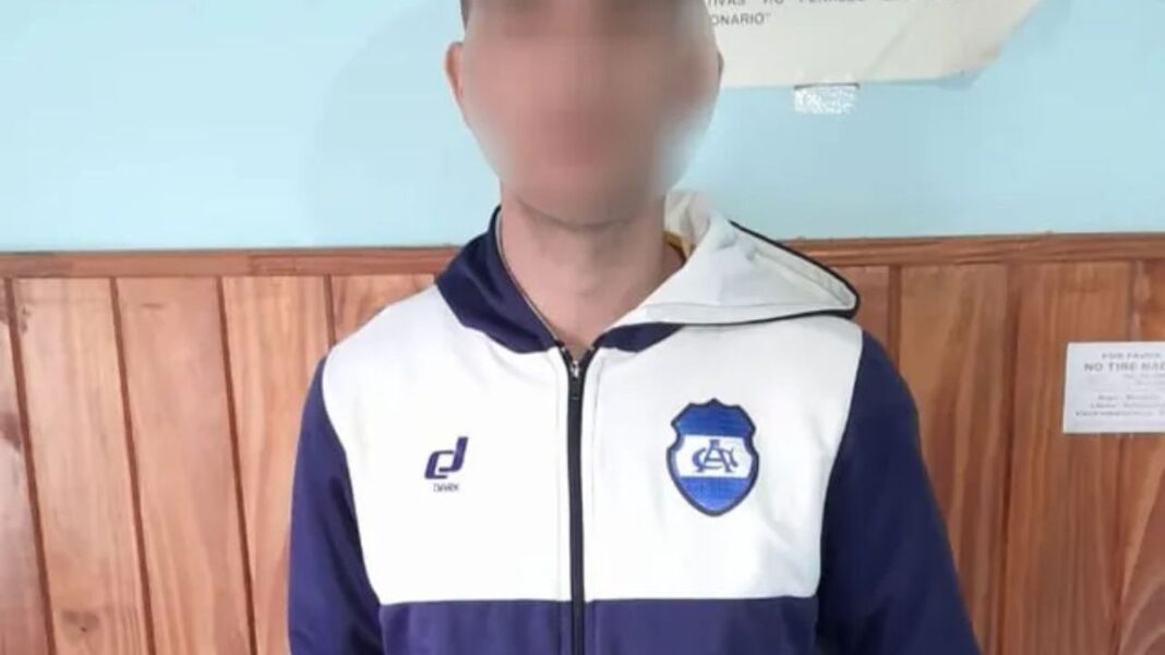 Ilustración de un estadio de fútbol con elementos simbólicos de justicia.