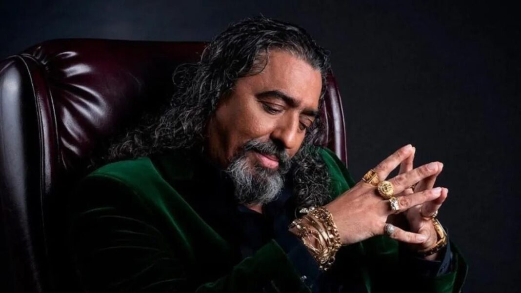 Diego El Cigala en el escenario durante una presentación musical.