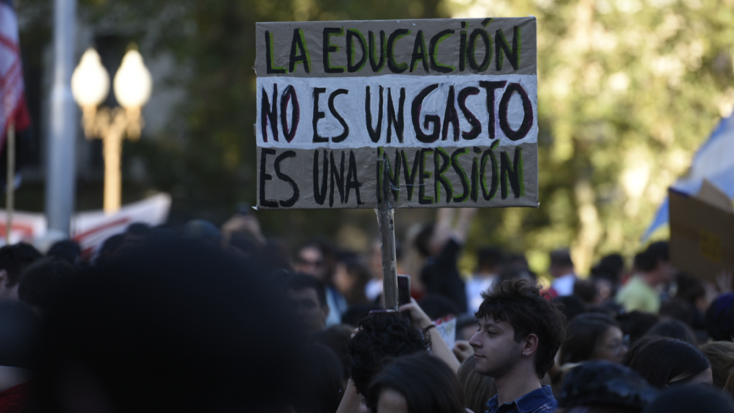 Docentes de la UNR en paro frente a la facultad