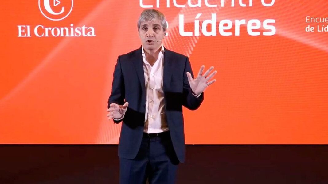 Gráfico de tendencias económicas y monedas, representando análisis financiero.