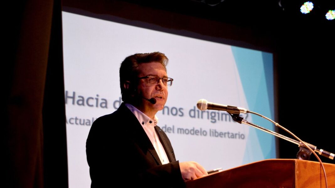 El economista Cristian Módolo durante una entrevista analizando la situación económica.