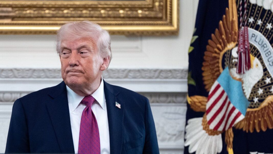 Bandera de Estados Unidos y bandera de Irán con un símbolo de alto el fuego en el medio.