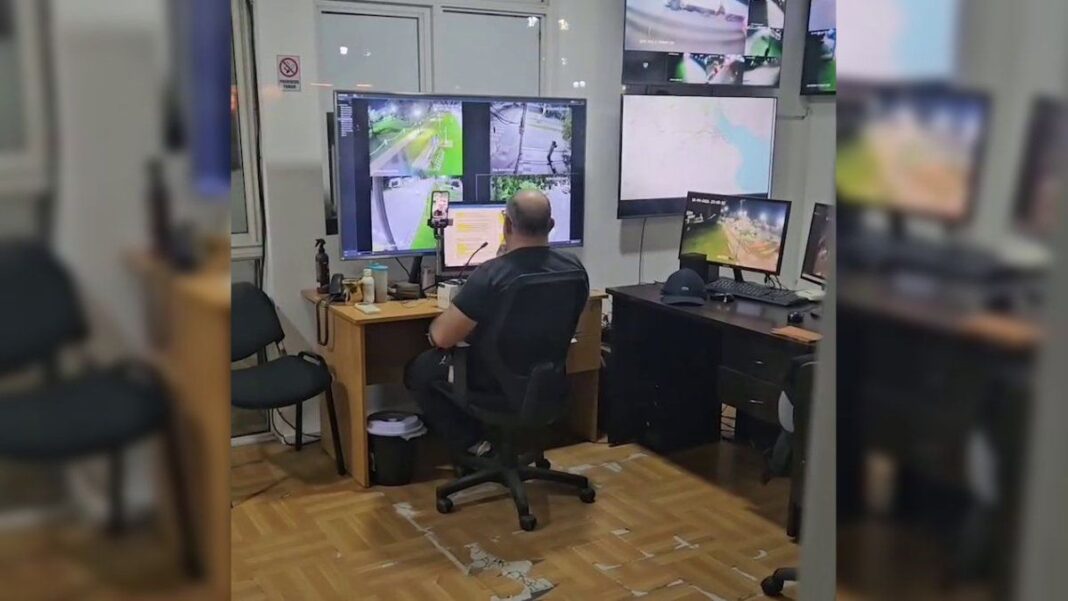 Captura de pantalla del video viral donde se ve a un empleado en el centro de monitoreo de San Lorenzo.
