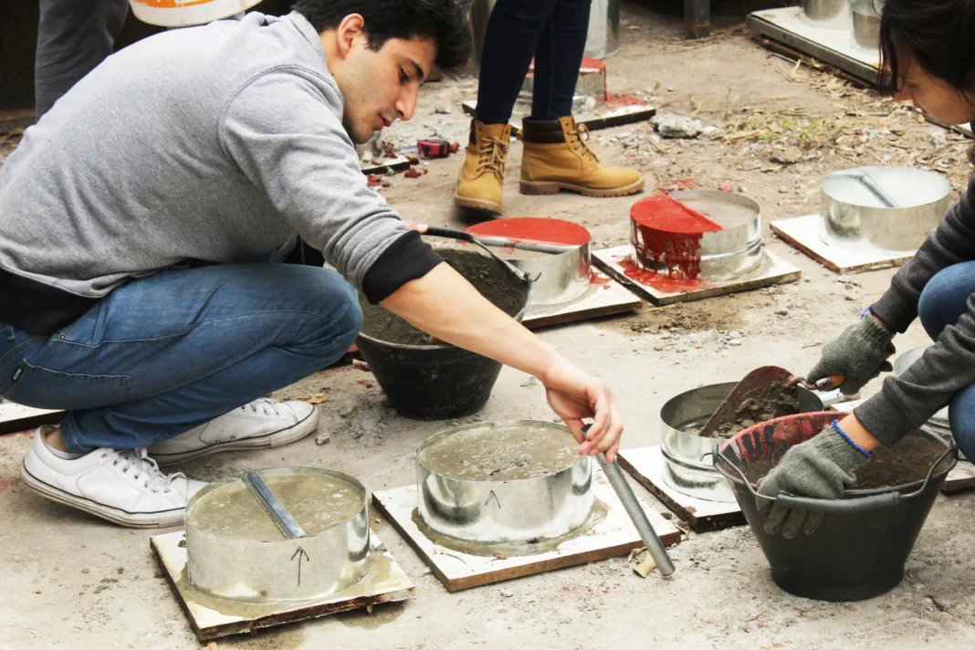 Personas participando en un taller práctico de la Escuela de Oficios de la UNR