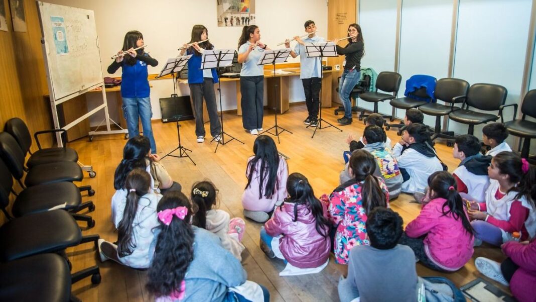 Alumnos de la Escuela Orquesta Barrio Ludueña durante una presentación musical.