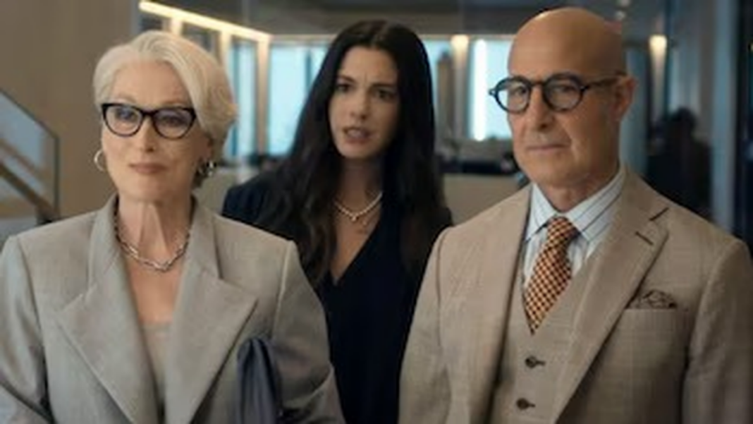 Póster de la película El diablo se viste a la moda 2 con los personajes principales en la ciudad de Nueva York