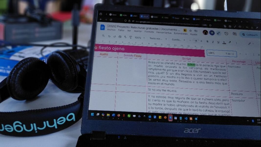 Estudiantes de la Escuela Sara Bartfeld Rietti de General Lagos grabando en un estudio de podcast