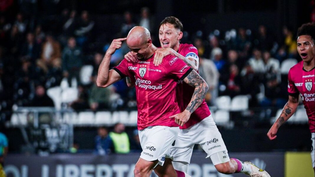 Carlos 'Cocoliso' González celebra uno de sus goles ante Libertad en la Copa Libertadores