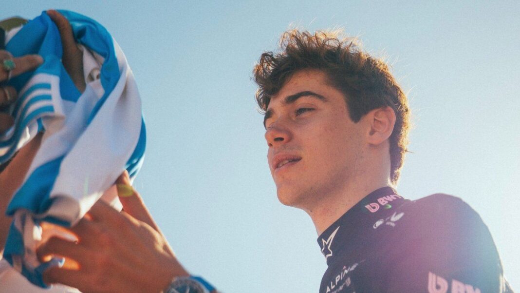 Franco Colapinto, piloto argentino de Fórmula 1, junto a un monoplaza de exhibición.