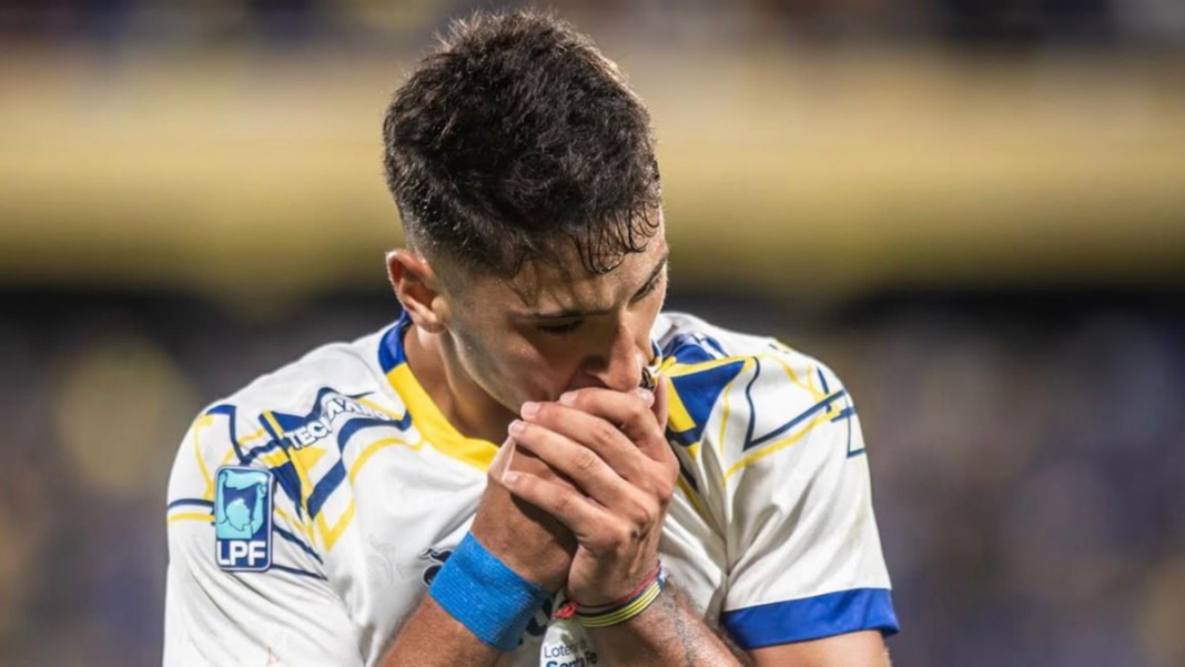 Alejo Véliz, jugador de Rosario Central, en el campo de juego.