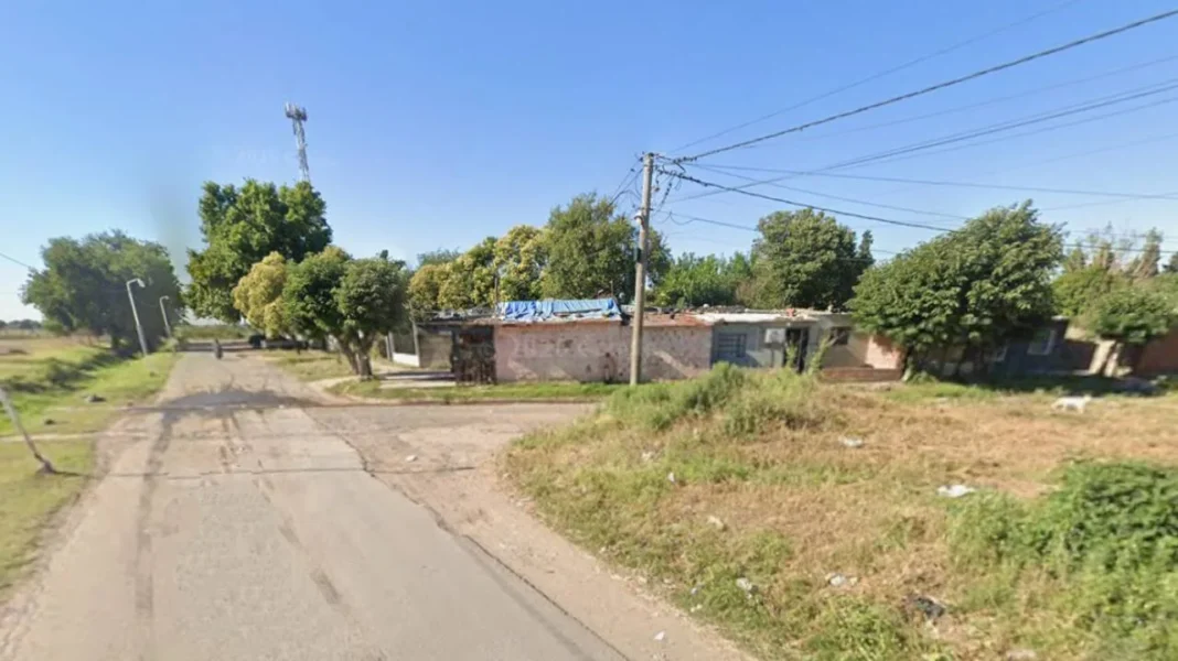Ilustración genérica de una calle de barrio con cinta de policía, representando el hecho ocurrido en Fray Luis Beltrán, Santa Fe.