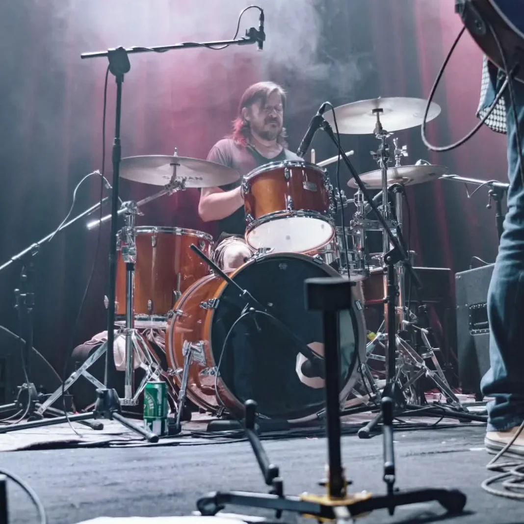 Mario Laurino, baterista rosarino, tocando en un escenario.