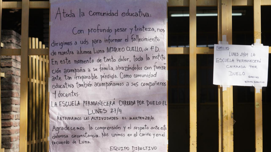 Carteles en la reja de la escuela Islas Malvinas por duelo