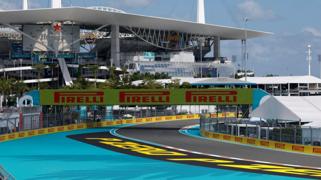 Auto de Fórmula 1 en el circuito del Gran Premio de Miami