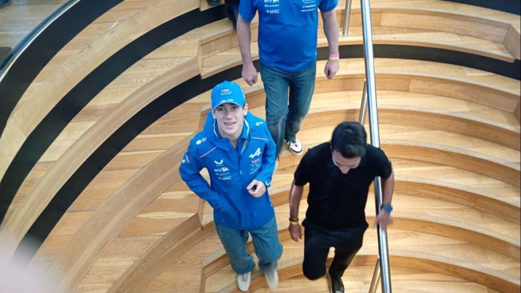 Franco Colapinto en conferencia de prensa en oficinas de Mercado Libre en Saavedra