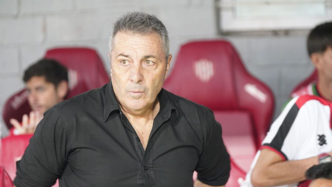 Frank Kudelka, entrenador de Newell's Old Boys, en una conferencia de prensa.