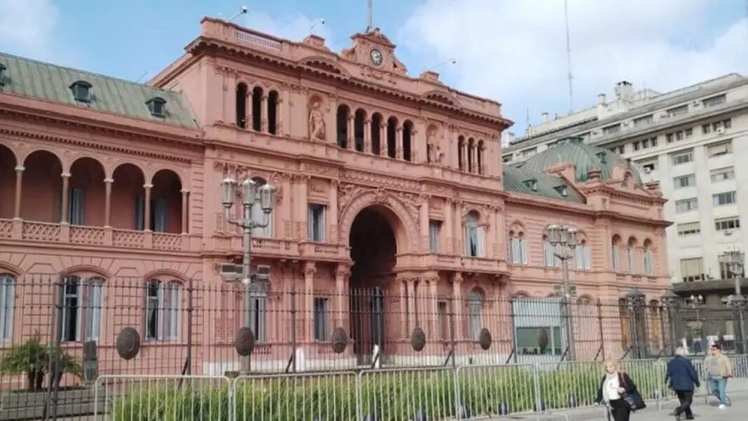 Periodistas en la entrada de la Casa Rosada