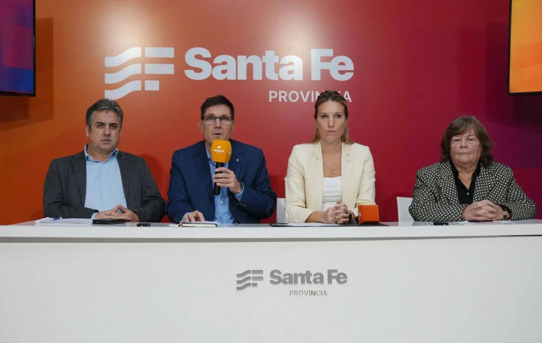 Autoridades del Gobierno de Santa Fe durante la conferencia de prensa sobre amenazas en escuelas.