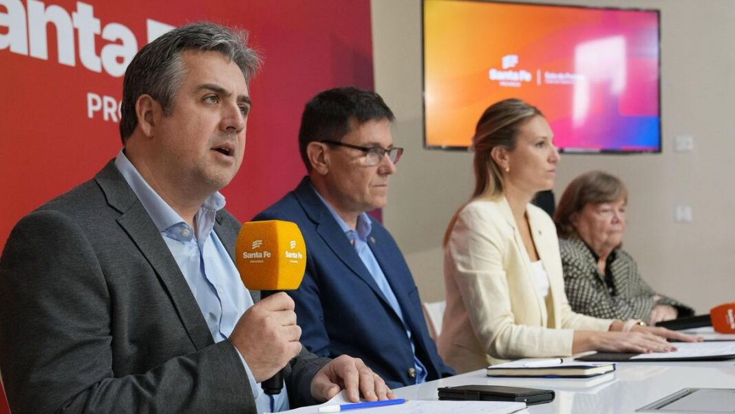 Autoridades de Santa Fe durante la conferencia de prensa sobre falsas amenazas a escuelas