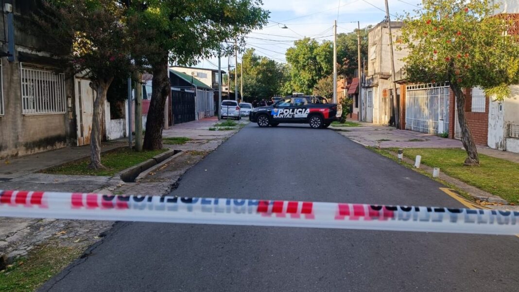 Vista exterior de la Escuela Nº 1210 Luis Rullán en Rosario, donde se realizó el operativo policial.