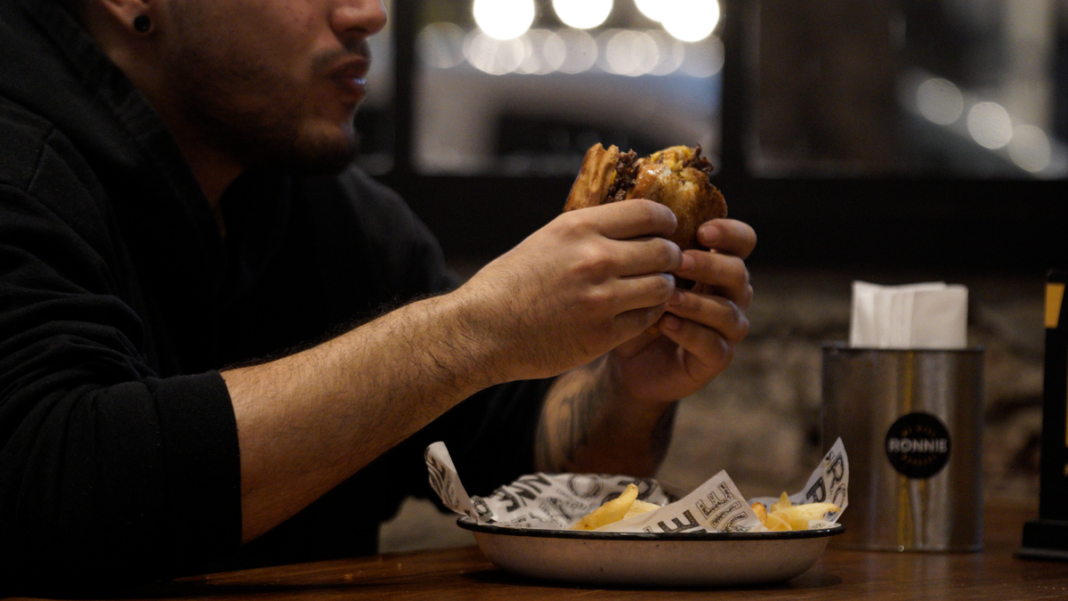 Hamburguesa con queso y papas fritas, representativa de las marcas de la nueva Cámara de Hamburgueseros de Rosario.