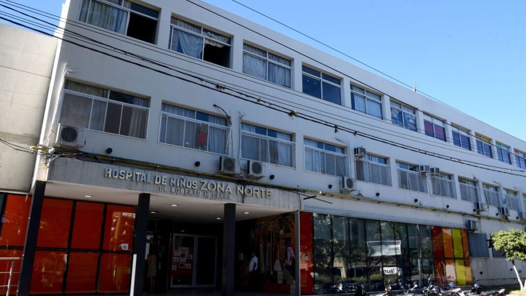 Ilustración de un estetoscopio sobre una camilla de hospital, representando la atención médica infantil.