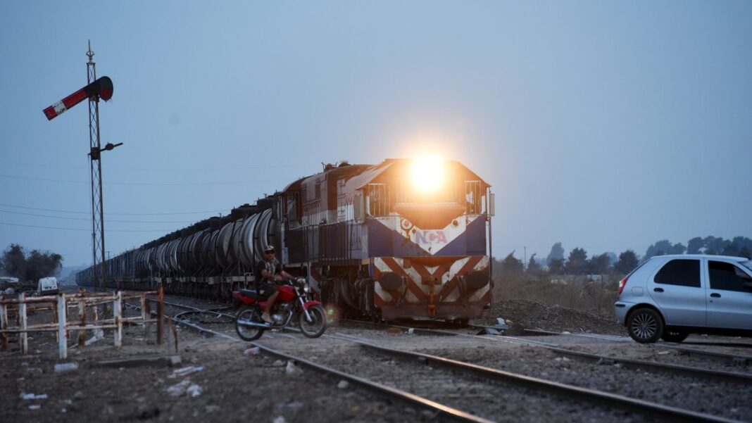 Maquinista observando las vías del tren desde la cabina de una locomotora