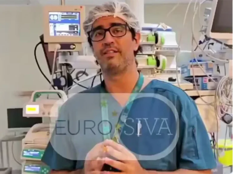 Fotografía de un estetoscopio sobre una mesa de consultorio médico.