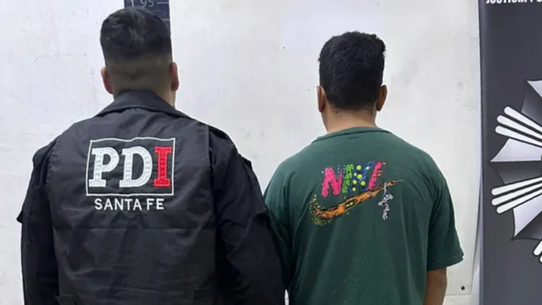 Ilustración de un símbolo de justicia frente a un estadio de fútbol, representando el caso de extorsión.