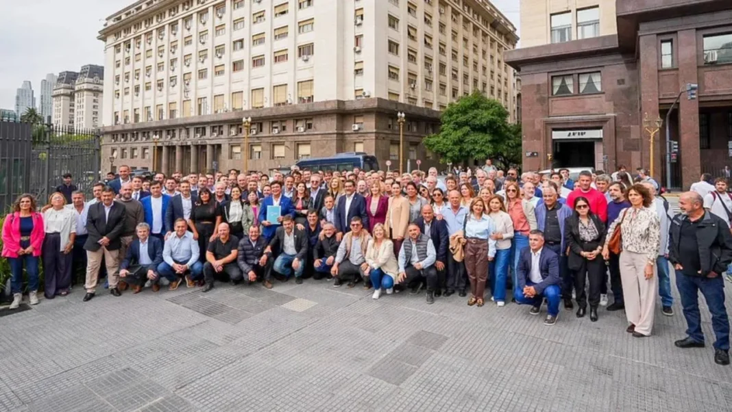 Intendentes reunidos frente al Ministerio de Economía de la Nación