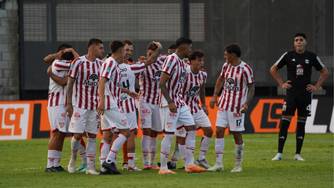 Iván Erquiaga, lateral izquierdo de Instituto, durante un partido del torneo Apertura