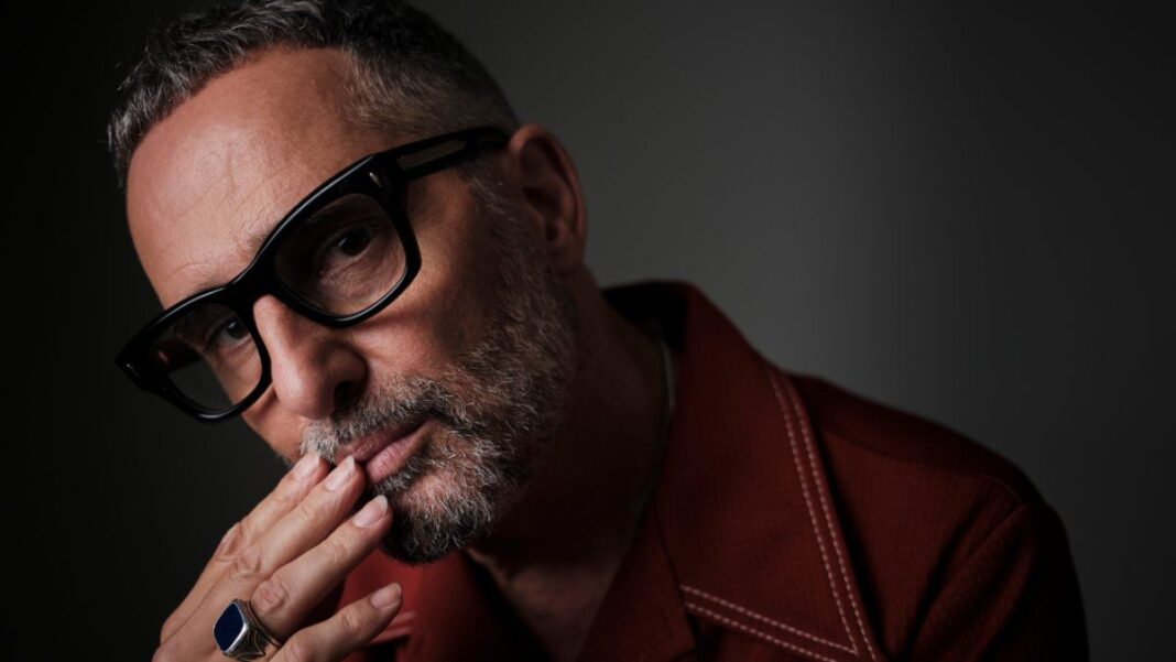 Jorge Drexler durante una presentación en vivo.