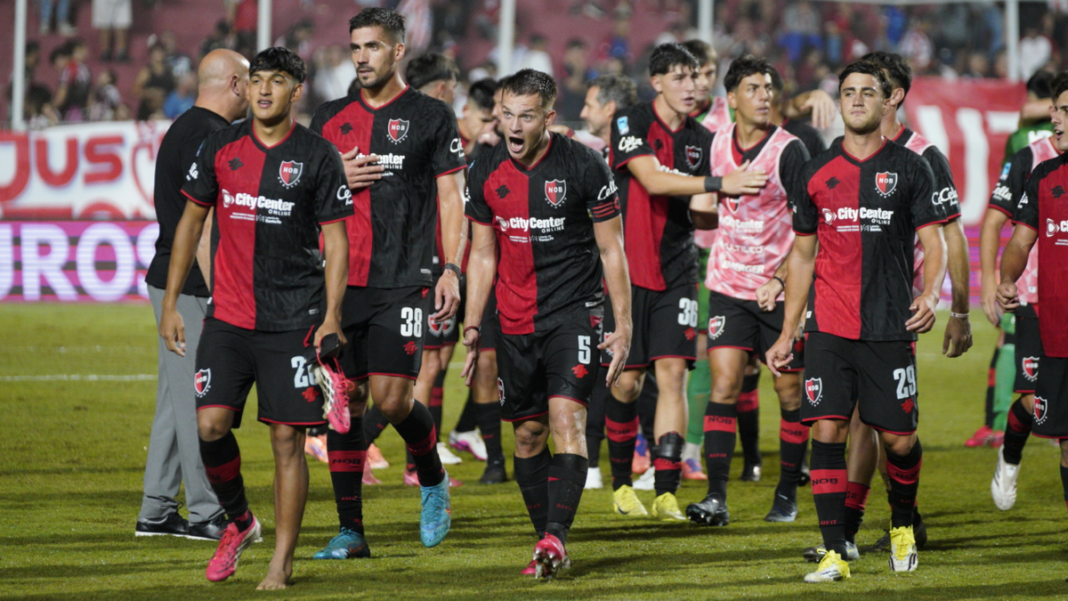 Jugadores de Newell's Old Boys celebran un gol durante el partido ante Unión de Santa Fe.