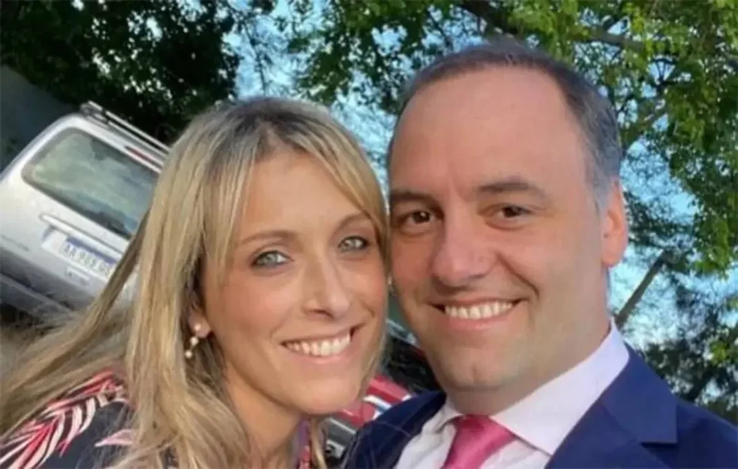 Símbolo de la justicia y documentos judiciales sobre un escritorio.