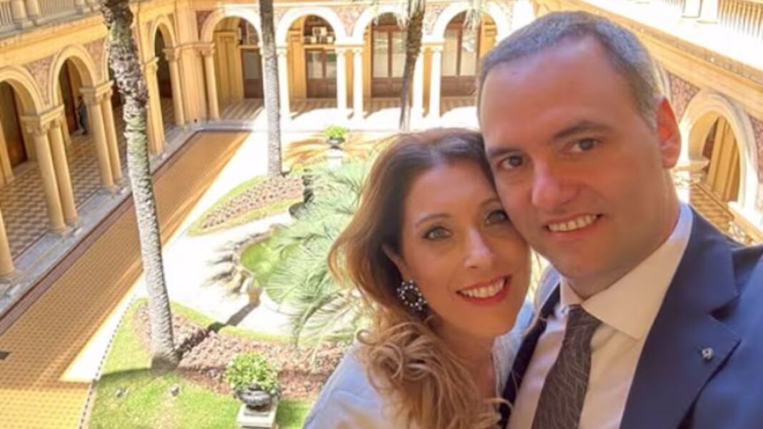 Avión en pista de aeropuerto, ilustración referida a viajes aéreos.