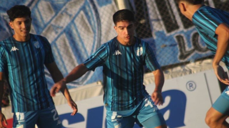 Kevin Ortiz, jugador de Atlético Tucumán, en acción durante un partido.