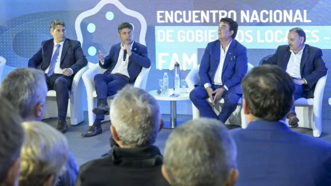 Axel Kicillof junto a intendentes durante la reunión en la sede de la FAM.