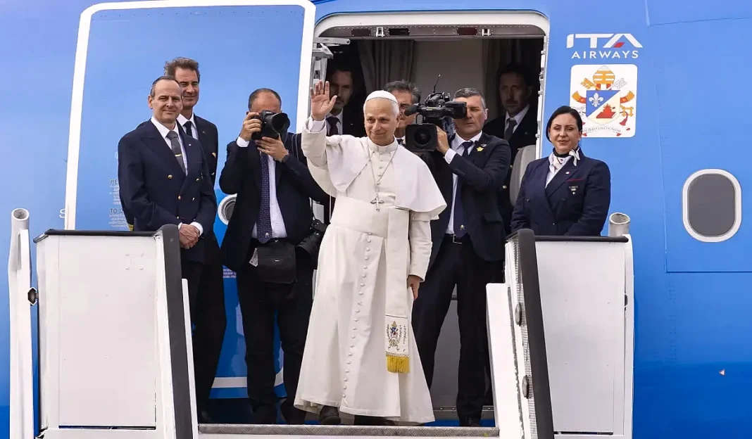Fotografía representativa del Papa Francisco y el Papa León XIV, o símbolos vaticanos.