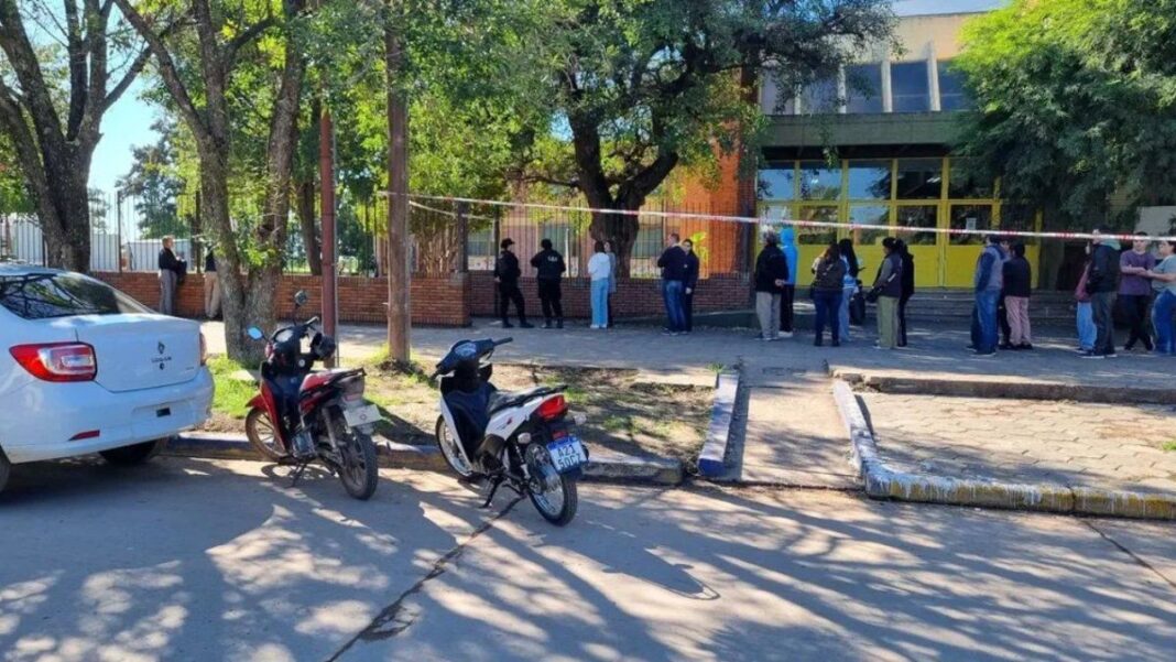 Acceso a la Escuela Normal Superior N° 40 Mariano Moreno de San Cristóbal afectado por las lluvias.