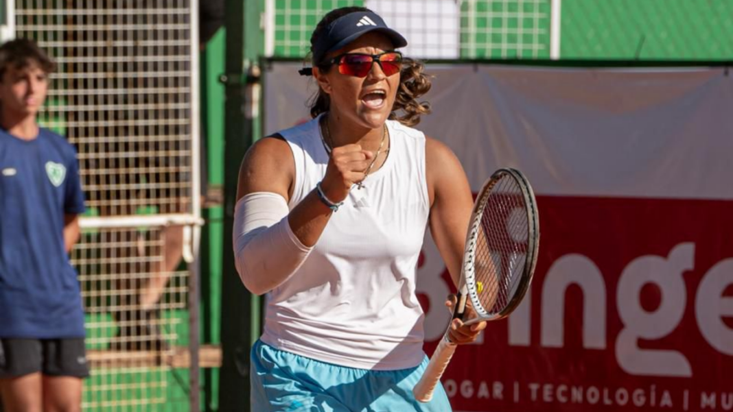 Luisina Giovannini, tenista de la Federación Santafesina, celebra su título en el torneo ITF de Junín.