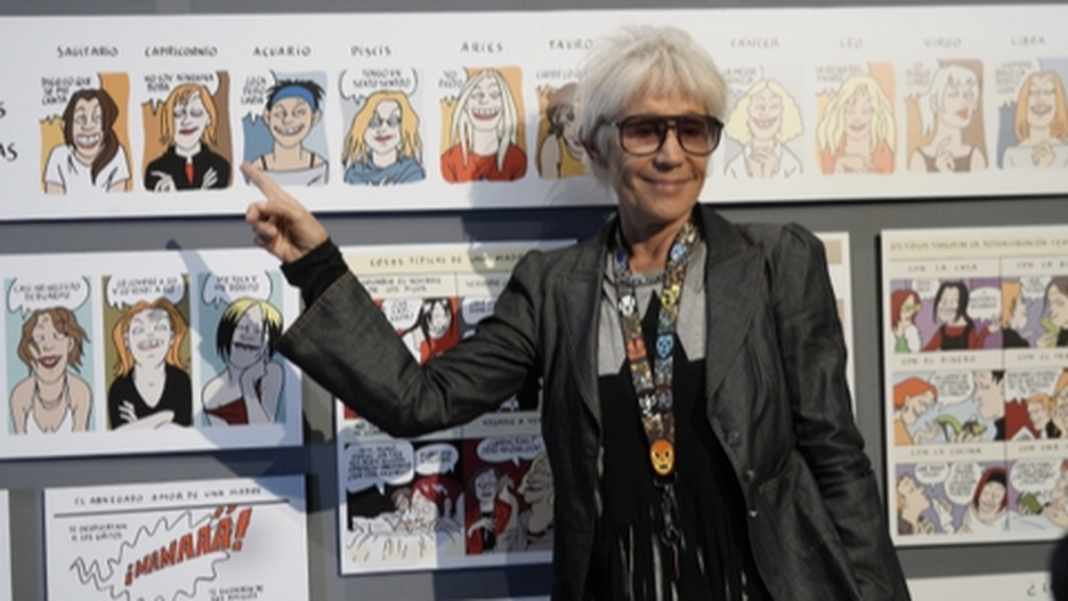 Maitena Burundarena junto a obras de su muestra 