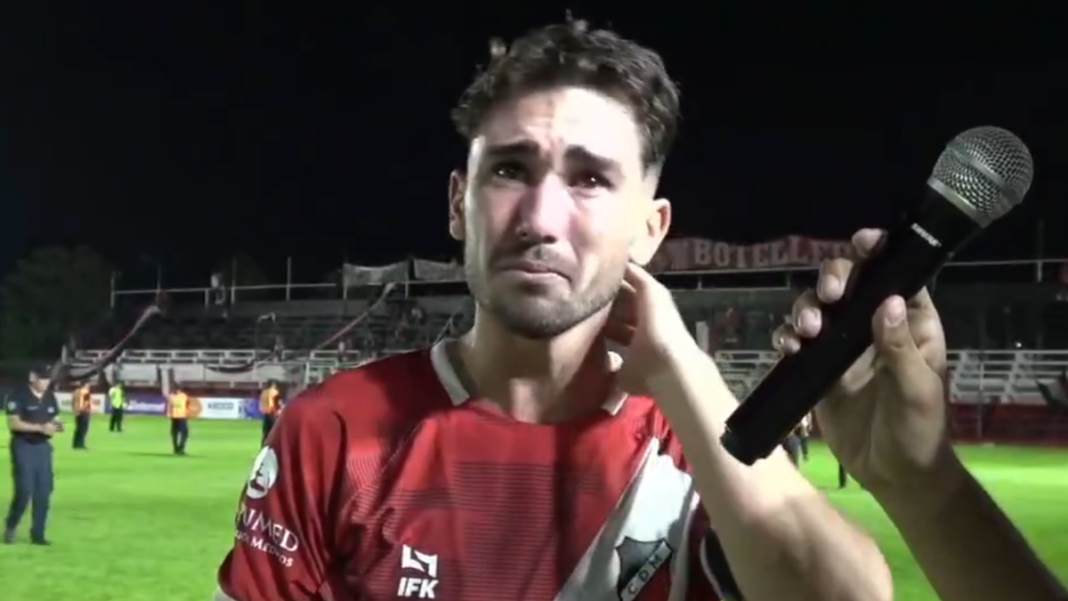 Marcelo Eggel, futbolista de Deportivo Maipú y ex-Newell's, en el campo de juego.