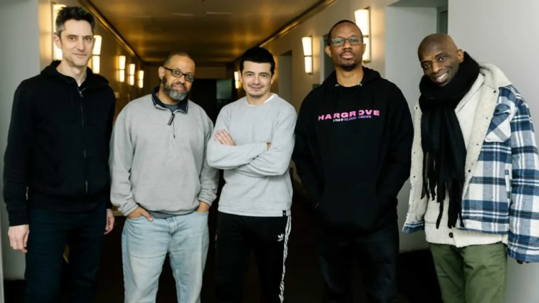 Mariano Loiácono tocando la trompeta en un escenario junto al New York Quintet.