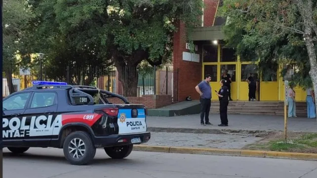 Policía frente a una escuela en Santa Fe por amenazas falsas
