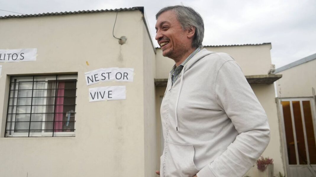 Máximo Kirchner en una mesa de camping en Puerto General San Martín, Santa Fe