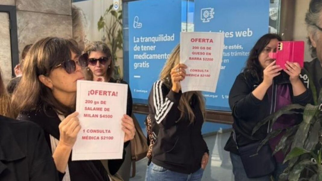 Profesionales de la salud concentrados frente a la sede de Pami en Rosario.