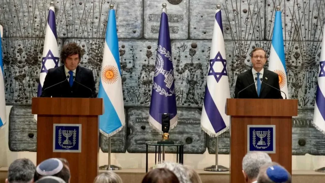 El presidente Javier Milei recibe la Medalla Presidencial de Honor del presidente israelí Isaac Herzog.