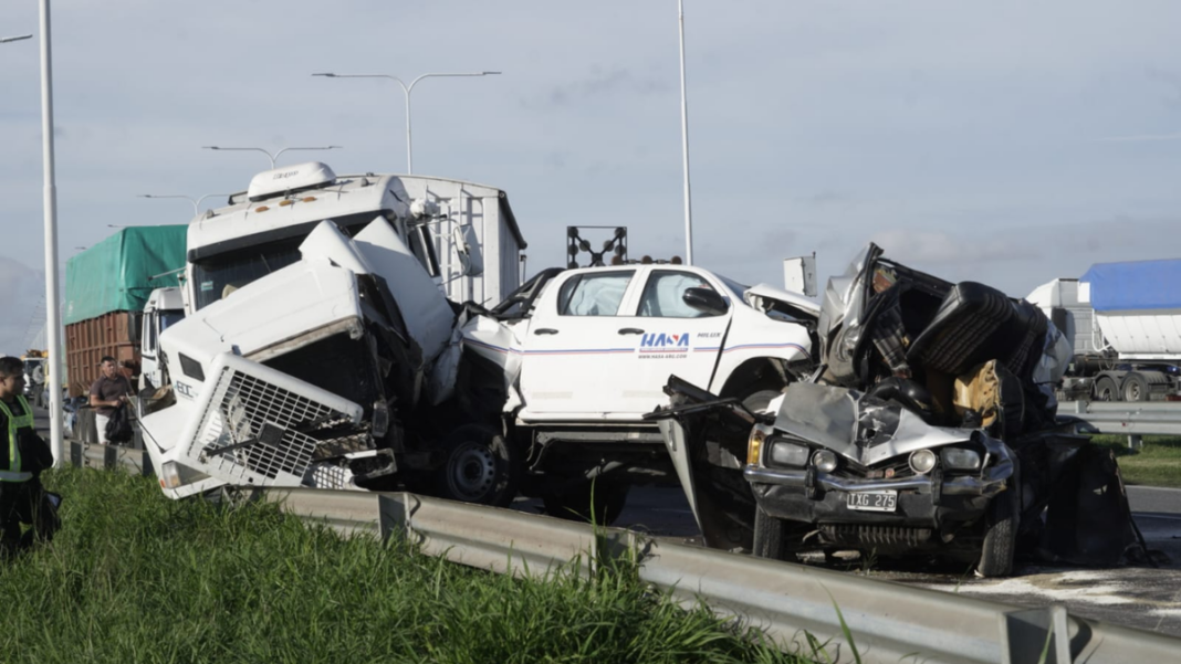 Efectivos de Bomberos trabajando en el rescate de un conductor tras el choque múltiple en la autopista a Santa Fe.