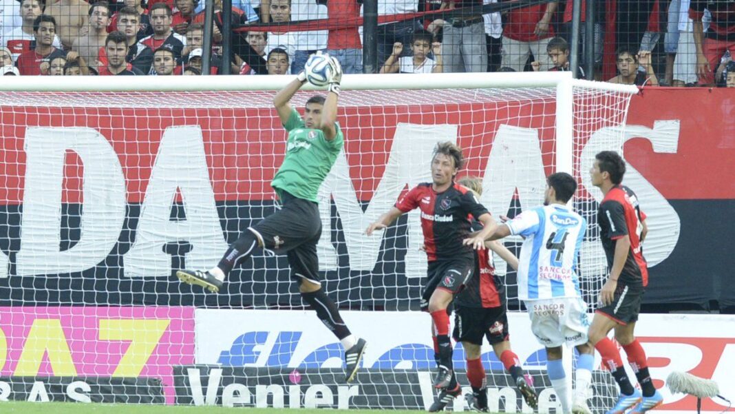 Nahuel Guzmán, arquero de Tigres, posa con la camiseta del equipo mexicano.